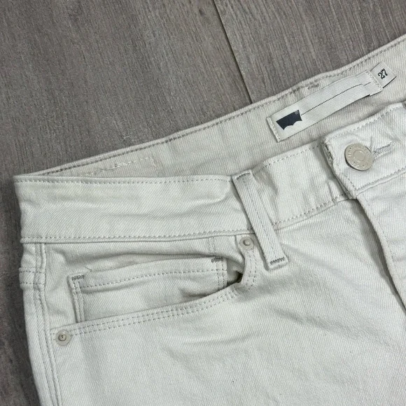 Women’s Levi’s 27 4 Small Denim Shorts Jeans Cream Rolled Hem Stretch 5 Pocket - Picture 5 of 10